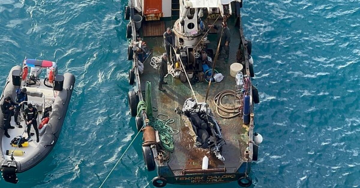 Antalya’da falezlerden 2 gün önce düşen otomobil denizden çıkarıldı, sürücü aranıyor